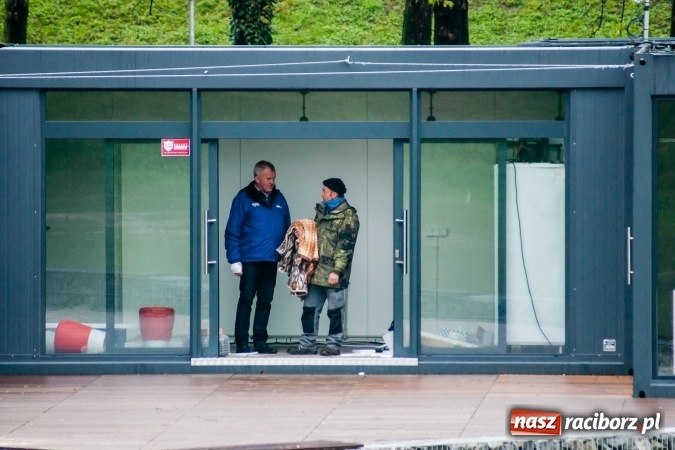 Zdjęcie w galerii na portalu naszraciborz.pl: Rozpoczęło się ratowanie plaży miejskiej przy zamku. Woda wdziera się na bulwary nadodrzańskie FOTO wiadomości z regionu