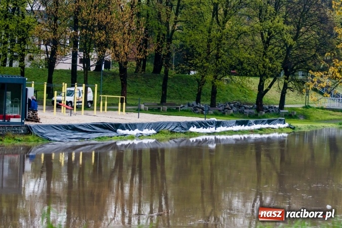 Zdjęcie w galerii na portalu naszraciborz.pl: Rozpoczęło się ratowanie plaży miejskiej przy zamku. Woda wdziera się na bulwary nadodrzańskie FOTO wiadomości z regionu