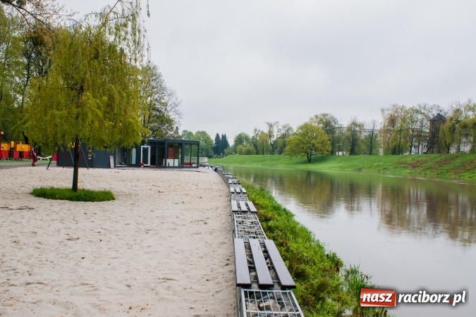 Zdjęcie w galerii na portalu naszraciborz.pl: Rozpoczęło się ratowanie plaży miejskiej przy zamku. Woda wdziera się na bulwary nadodrzańskie FOTO wiadomości z regionu