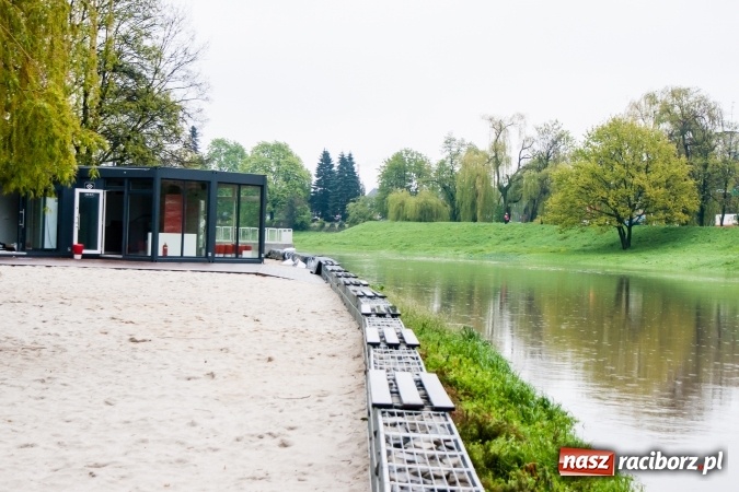 Zdjęcie w galerii na portalu naszraciborz.pl: Rozpoczęło się ratowanie plaży miejskiej przy zamku. Woda wdziera się na bulwary nadodrzańskie FOTO wiadomości z regionu
