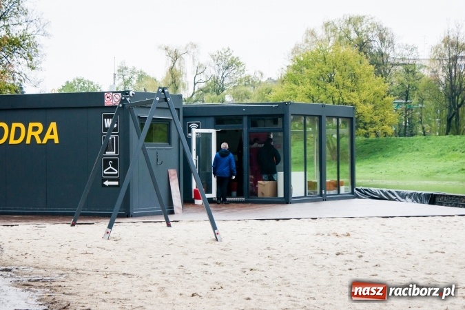 Zdjęcie w galerii na portalu naszraciborz.pl: Rozpoczęło się ratowanie plaży miejskiej przy zamku. Woda wdziera się na bulwary nadodrzańskie FOTO wiadomości z regionu