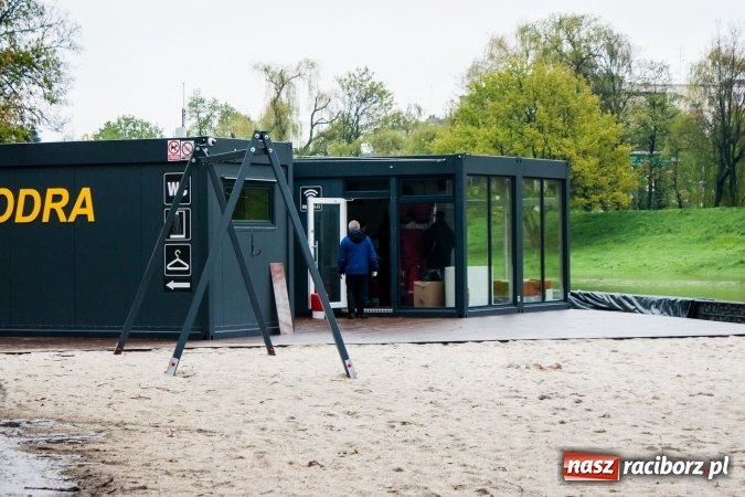 Zdjęcie w galerii na portalu naszraciborz.pl: Rozpoczęło się ratowanie plaży miejskiej przy zamku. Woda wdziera się na bulwary nadodrzańskie FOTO wiadomości z regionu