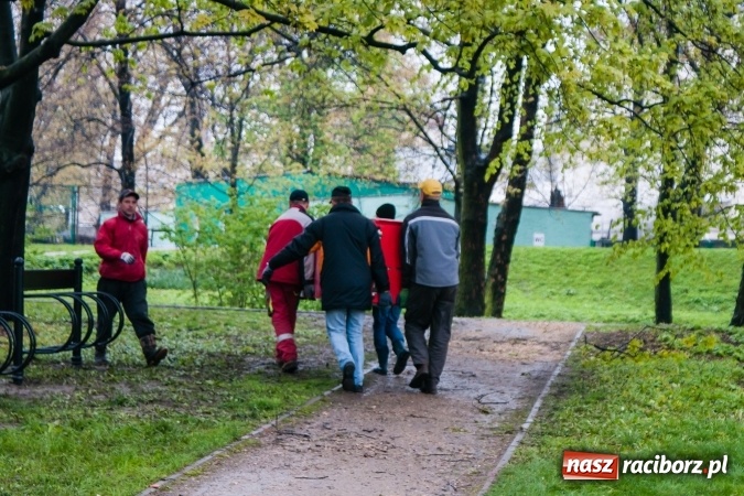 Zdjęcie w galerii na portalu naszraciborz.pl: Rozpoczęło się ratowanie plaży miejskiej przy zamku. Woda wdziera się na bulwary nadodrzańskie FOTO wiadomości z regionu
