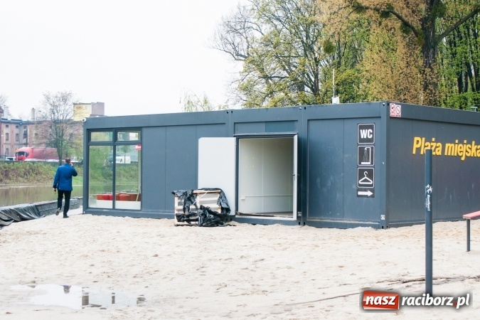 Zdjęcie w galerii na portalu naszraciborz.pl: Rozpoczęło się ratowanie plaży miejskiej przy zamku. Woda wdziera się na bulwary nadodrzańskie FOTO wiadomości z regionu