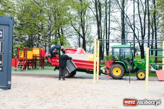 Zdjęcie w galerii na portalu naszraciborz.pl: Rozpoczęło się ratowanie plaży miejskiej przy zamku. Woda wdziera się na bulwary nadodrzańskie FOTO wiadomości z regionu