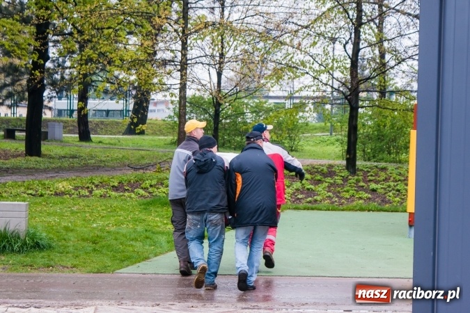 Zdjęcie w galerii na portalu naszraciborz.pl: Rozpoczęło się ratowanie plaży miejskiej przy zamku. Woda wdziera się na bulwary nadodrzańskie FOTO wiadomości z regionu