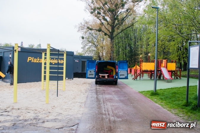 Zdjęcie w galerii na portalu naszraciborz.pl: Rozpoczęło się ratowanie plaży miejskiej przy zamku. Woda wdziera się na bulwary nadodrzańskie FOTO wiadomości z regionu