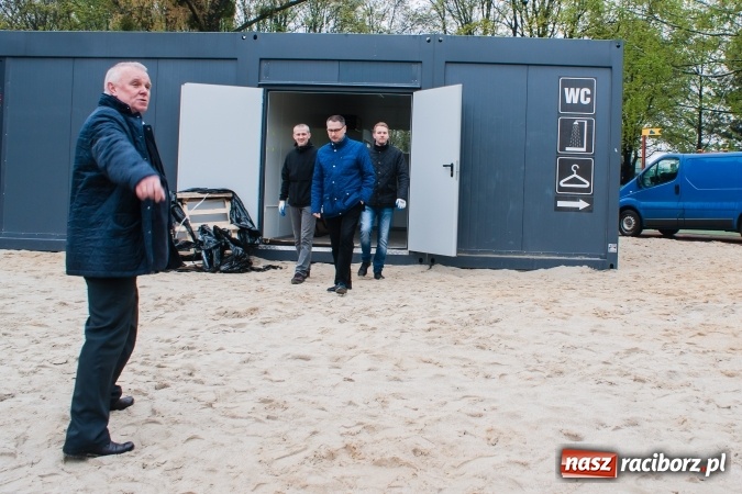 Zdjęcie w galerii na portalu naszraciborz.pl: Rozpoczęło się ratowanie plaży miejskiej przy zamku. Woda wdziera się na bulwary nadodrzańskie FOTO wiadomości z regionu