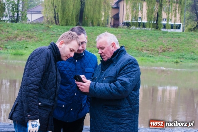 Zdjęcie w galerii na portalu naszraciborz.pl: Rozpoczęło się ratowanie plaży miejskiej przy zamku. Woda wdziera się na bulwary nadodrzańskie FOTO wiadomości z regionu