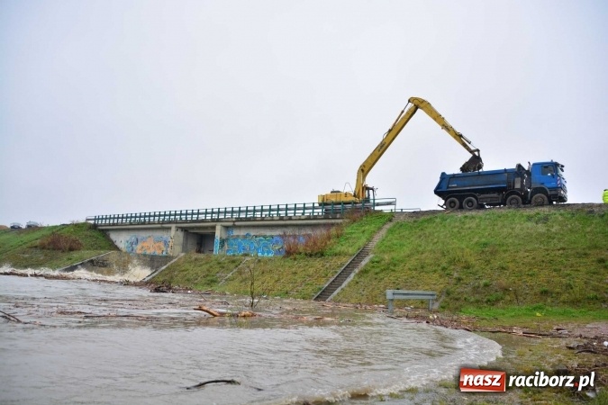 Zdjęcie w galerii na portalu naszraciborz.pl: Woda szybko przybiera. Zalewa ścieżkę rowerową pod Mostem Zamkowym. Konieczne było udrożnienie śluzy przy Rafako wiadomości z regionu