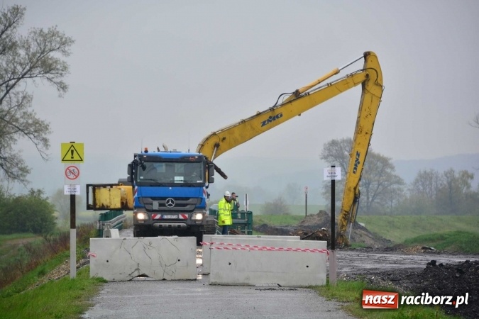 Zdjęcie w galerii na portalu naszraciborz.pl: Woda szybko przybiera. Zalewa ścieżkę rowerową pod Mostem Zamkowym. Konieczne było udrożnienie śluzy przy Rafako wiadomości z regionu
