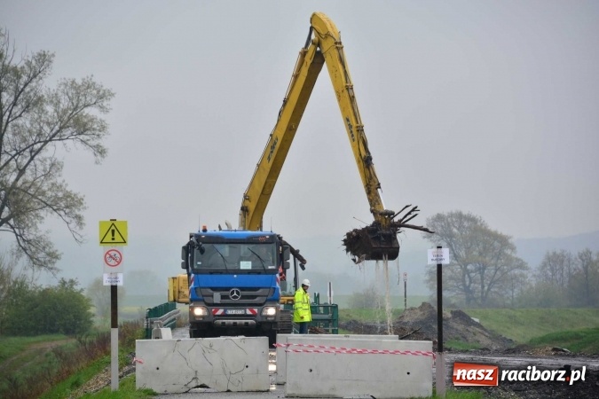 Zdjęcie w galerii na portalu naszraciborz.pl: Woda szybko przybiera. Zalewa ścieżkę rowerową pod Mostem Zamkowym. Konieczne było udrożnienie śluzy przy Rafako wiadomości z regionu