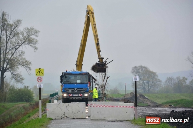 Zdjęcie w galerii na portalu naszraciborz.pl: Woda szybko przybiera. Zalewa ścieżkę rowerową pod Mostem Zamkowym. Konieczne było udrożnienie śluzy przy Rafako wiadomości z regionu
