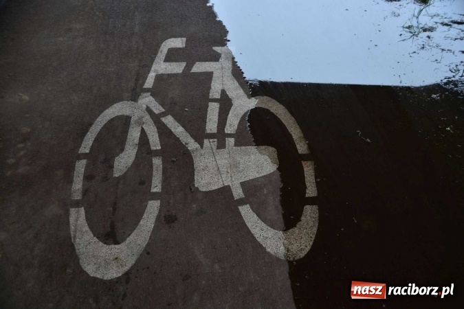 Zdjęcie w galerii na portalu naszraciborz.pl: Woda szybko przybiera. Zalewa ścieżkę rowerową pod Mostem Zamkowym. Konieczne było udrożnienie śluzy przy Rafako wiadomości z regionu
