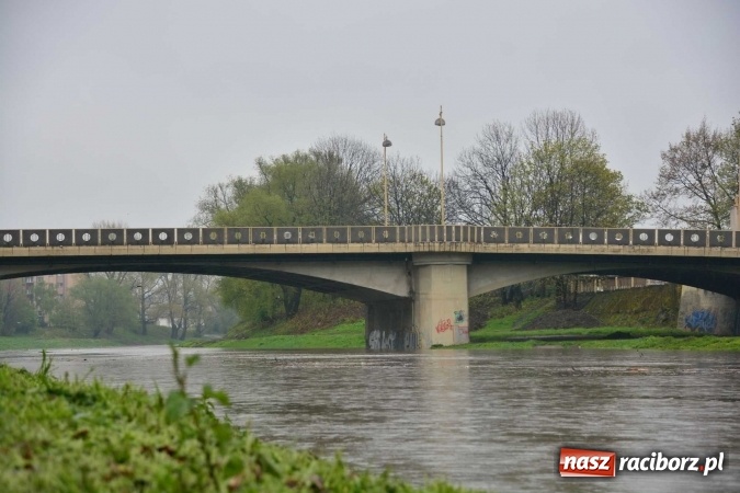 Zdjęcie w galerii na portalu naszraciborz.pl: Woda szybko przybiera. Zalewa ścieżkę rowerową pod Mostem Zamkowym. Konieczne było udrożnienie śluzy przy Rafako wiadomości z regionu