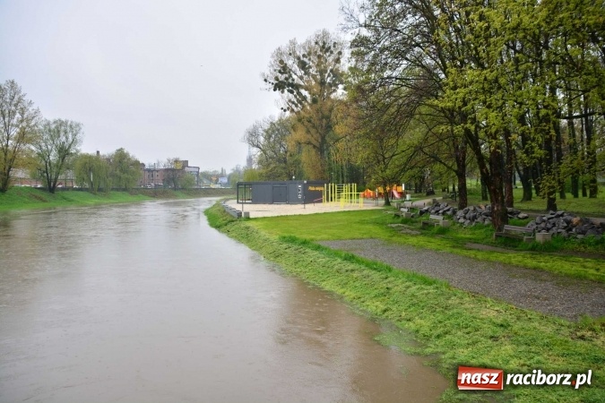 Zdjęcie w galerii na portalu naszraciborz.pl: Woda szybko przybiera. Zalewa ścieżkę rowerową pod Mostem Zamkowym. Konieczne było udrożnienie śluzy przy Rafako wiadomości z regionu