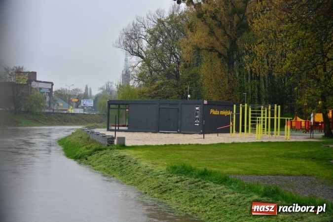 Zdjęcie w galerii na portalu naszraciborz.pl: Woda szybko przybiera. Zalewa ścieżkę rowerową pod Mostem Zamkowym. Konieczne było udrożnienie śluzy przy Rafako wiadomości z regionu