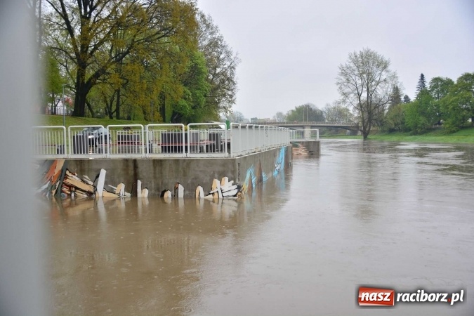 Zdjęcie w galerii na portalu naszraciborz.pl: Woda szybko przybiera. Zalewa ścieżkę rowerową pod Mostem Zamkowym. Konieczne było udrożnienie śluzy przy Rafako wiadomości z regionu