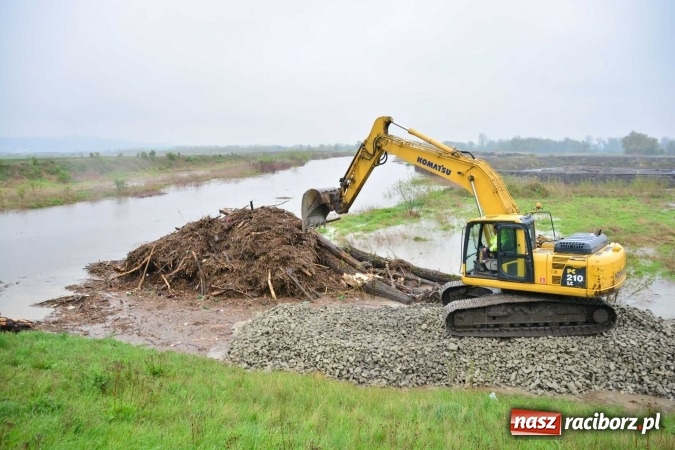 Zdjęcie w galerii na portalu naszraciborz.pl: Woda szybko przybiera. Zalewa ścieżkę rowerową pod Mostem Zamkowym. Konieczne było udrożnienie śluzy przy Rafako wiadomości z regionu