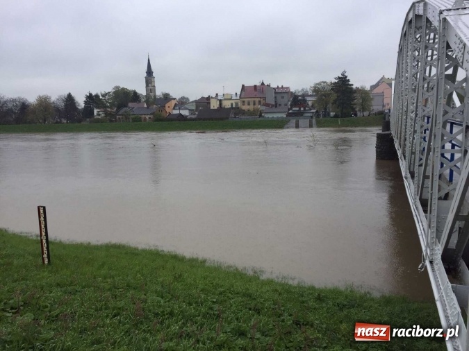 Zdjęcie w galerii na portalu naszraciborz.pl: Woda szybko przybiera. Zalewa ścieżkę rowerową pod Mostem Zamkowym. Konieczne było udrożnienie śluzy przy Rafako wiadomości z regionu
