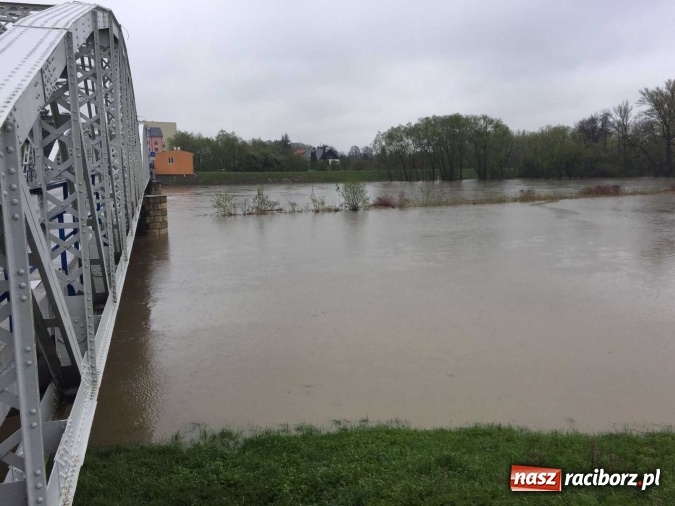 Zdjęcie w galerii na portalu naszraciborz.pl: Woda szybko przybiera. Zalewa ścieżkę rowerową pod Mostem Zamkowym. Konieczne było udrożnienie śluzy przy Rafako wiadomości z regionu