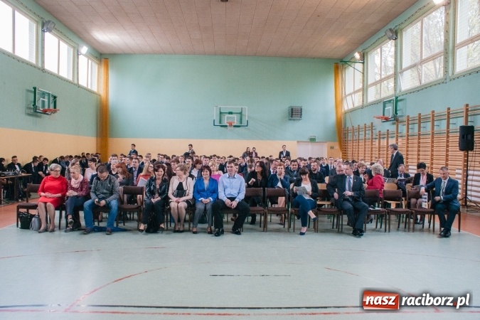 Zdjęcie w galerii na portalu naszraciborz.pl: Uroczystość wręczenia świadectw klasom maturalnym w CKZiU nr 2 wiadomości z regionu