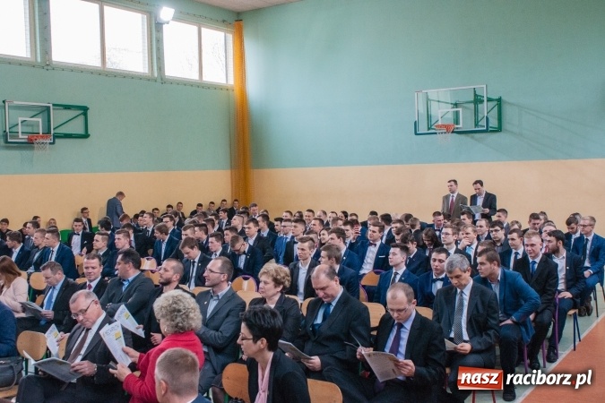 Zdjęcie w galerii na portalu naszraciborz.pl: Uroczystość wręczenia świadectw klasom maturalnym w CKZiU nr 2 wiadomości z regionu