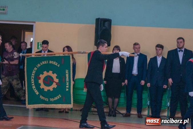 Zdjęcie w galerii na portalu naszraciborz.pl: Uroczystość wręczenia świadectw klasom maturalnym w CKZiU nr 2 wiadomości z regionu