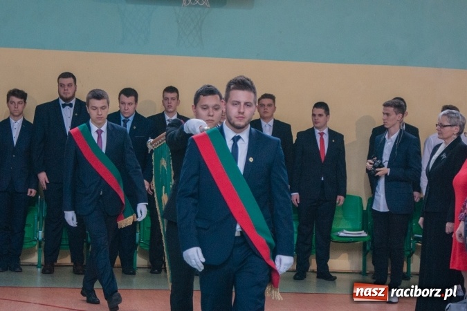 Zdjęcie w galerii na portalu naszraciborz.pl: Uroczystość wręczenia świadectw klasom maturalnym w CKZiU nr 2 wiadomości z regionu