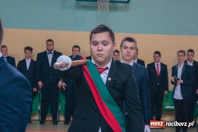 Zdjęcie w galerii na portalu naszraciborz.pl: Uroczystość wręczenia świadectw klasom maturalnym w CKZiU nr 2 wiadomości z regionu