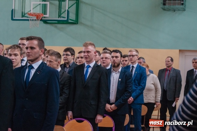 Zdjęcie w galerii na portalu naszraciborz.pl: Uroczystość wręczenia świadectw klasom maturalnym w CKZiU nr 2 wiadomości z regionu