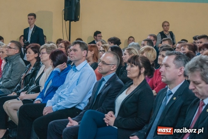 Zdjęcie w galerii na portalu naszraciborz.pl: Uroczystość wręczenia świadectw klasom maturalnym w CKZiU nr 2 wiadomości z regionu