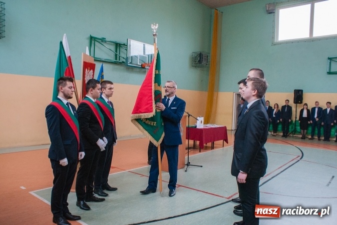 Zdjęcie w galerii na portalu naszraciborz.pl: Uroczystość wręczenia świadectw klasom maturalnym w CKZiU nr 2 wiadomości z regionu