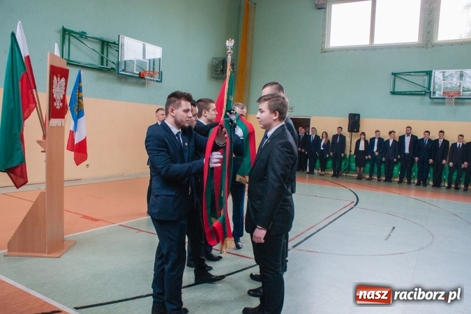 Zdjęcie w galerii na portalu naszraciborz.pl: Uroczystość wręczenia świadectw klasom maturalnym w CKZiU nr 2 wiadomości z regionu