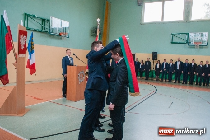 Zdjęcie w galerii na portalu naszraciborz.pl: Uroczystość wręczenia świadectw klasom maturalnym w CKZiU nr 2 wiadomości z regionu