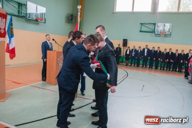 Zdjęcie w galerii na portalu naszraciborz.pl: Uroczystość wręczenia świadectw klasom maturalnym w CKZiU nr 2 wiadomości z regionu