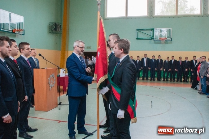 Zdjęcie w galerii na portalu naszraciborz.pl: Uroczystość wręczenia świadectw klasom maturalnym w CKZiU nr 2 wiadomości z regionu
