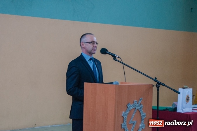 Zdjęcie w galerii na portalu naszraciborz.pl: Uroczystość wręczenia świadectw klasom maturalnym w CKZiU nr 2 wiadomości z regionu