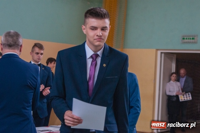 Zdjęcie w galerii na portalu naszraciborz.pl: Uroczystość wręczenia świadectw klasom maturalnym w CKZiU nr 2 wiadomości z regionu