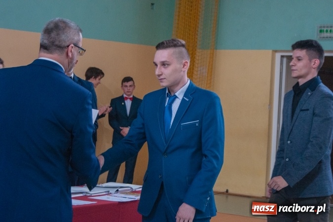 Zdjęcie w galerii na portalu naszraciborz.pl: Uroczystość wręczenia świadectw klasom maturalnym w CKZiU nr 2 wiadomości z regionu