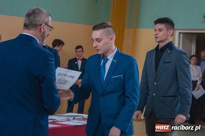 Zdjęcie w galerii na portalu naszraciborz.pl: Uroczystość wręczenia świadectw klasom maturalnym w CKZiU nr 2 wiadomości z regionu