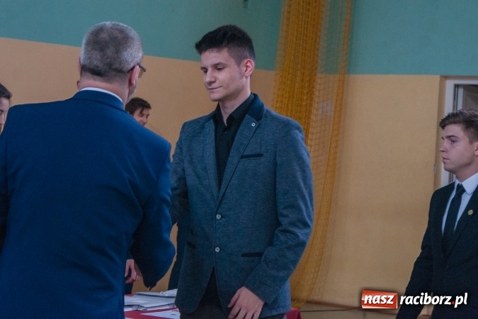 Zdjęcie w galerii na portalu naszraciborz.pl: Uroczystość wręczenia świadectw klasom maturalnym w CKZiU nr 2 wiadomości z regionu