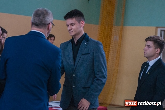 Zdjęcie w galerii na portalu naszraciborz.pl: Uroczystość wręczenia świadectw klasom maturalnym w CKZiU nr 2 wiadomości z regionu