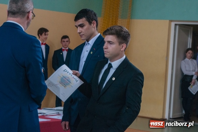 Zdjęcie w galerii na portalu naszraciborz.pl: Uroczystość wręczenia świadectw klasom maturalnym w CKZiU nr 2 wiadomości z regionu
