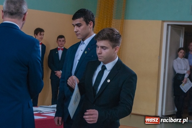 Zdjęcie w galerii na portalu naszraciborz.pl: Uroczystość wręczenia świadectw klasom maturalnym w CKZiU nr 2 wiadomości z regionu
