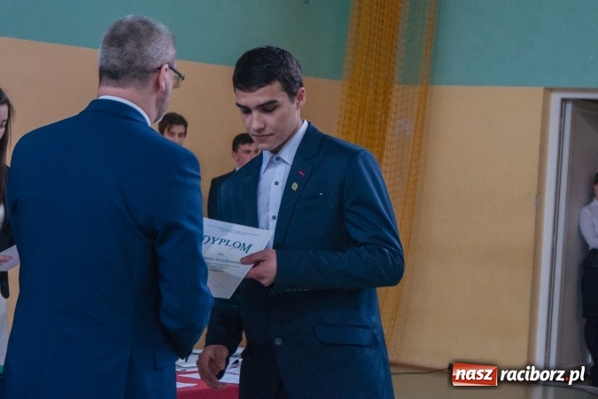 Zdjęcie w galerii na portalu naszraciborz.pl: Uroczystość wręczenia świadectw klasom maturalnym w CKZiU nr 2 wiadomości z regionu