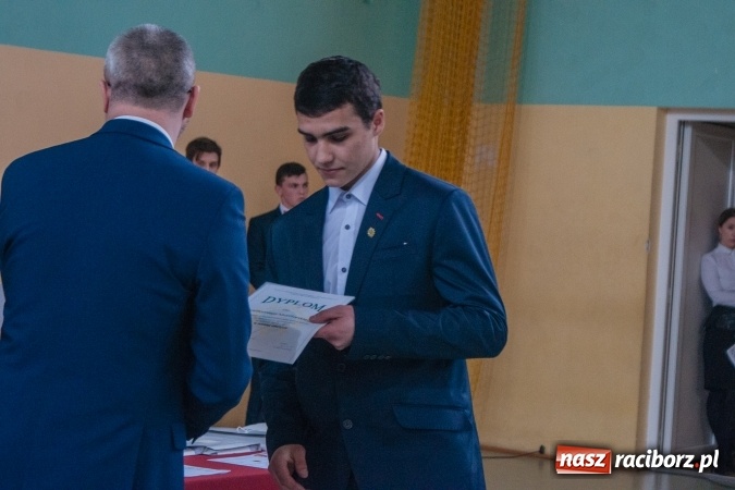 Zdjęcie w galerii na portalu naszraciborz.pl: Uroczystość wręczenia świadectw klasom maturalnym w CKZiU nr 2 wiadomości z regionu