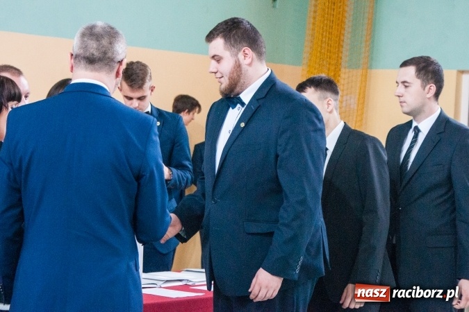 Zdjęcie w galerii na portalu naszraciborz.pl: Uroczystość wręczenia świadectw klasom maturalnym w CKZiU nr 2 wiadomości z regionu