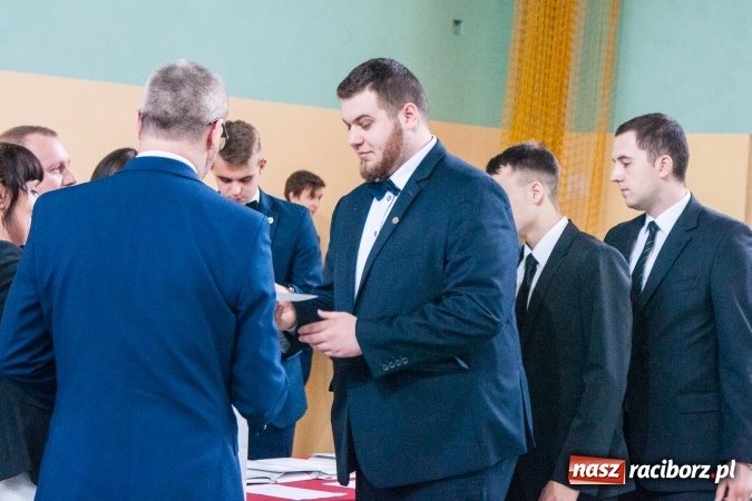 Zdjęcie w galerii na portalu naszraciborz.pl: Uroczystość wręczenia świadectw klasom maturalnym w CKZiU nr 2 wiadomości z regionu