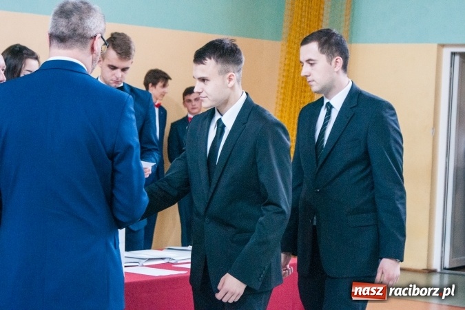 Zdjęcie w galerii na portalu naszraciborz.pl: Uroczystość wręczenia świadectw klasom maturalnym w CKZiU nr 2 wiadomości z regionu